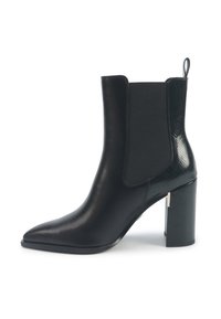 Juoda odinė kulkšnė bota su smailiu batu, storu kulnu, elastine šonine detalė ir kilpike gale, turinti tekstūruotą detalę ant kulno ir gale.