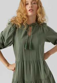 Vero Moda PRETTY 3/4 - Dienas kleita - laurel wreath