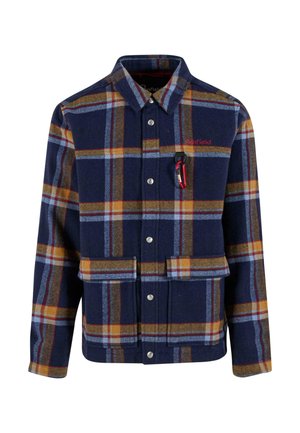 Marine rutete flanelljakke med oransje og gule detaljer, med krage, trykknapper og to frontlommer. Inkluderer en karabinkrok.