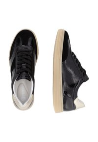 Schwarze Lackledersneaker mit glattem Finish, beigefarbenen Gummisohlen, runder Spitze und schwarzen Schnürsenkeln. Verfügt über einen weißen Akzent an der Ferse.