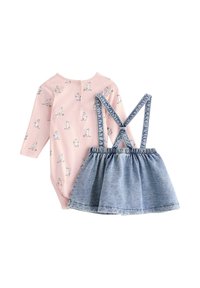 Rosa Langarm-Body mit Tiermotiven, kombiniert mit einem denimartigen blauen Rock mit verstellbaren Trägern und gerafftem Bund.
