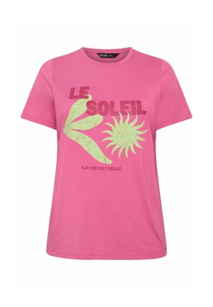 Lyserød t-shirt med korte ærmer med grønne abstrakte former, et solmotiv og fransk tekst "LE SOLEIL" og "LA VIE EST BELLE" på fronten.