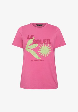 Lyserød t-shirt med korte ærmer med grønne abstrakte former, et solmotiv og fransk tekst "LE SOLEIL" og "LA VIE EST BELLE" på fronten.