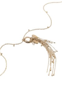 Collana in oro con un pendente ovale testurizzato, caratterizzato da catene sottili a cascata e piccole perline, creando un effetto frangiato a strati.