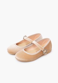 Scarpe Mary Jane in velluto beige con fascia a fibbia rotonda in strass, suola piatta e solette morbide e imbottite, posizionate affiancate.