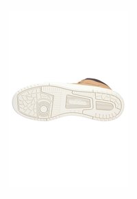 Słowo w kolorze brązowym i beżowym z teksturowaną białą gumową podeszwą. Posiada geometryczne wzory oraz szczegóły związane z marką wzdłuż boku.