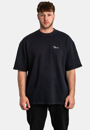 Camiseta de manga corta negra de canalé, corte relajado, con cuello redondo y pequeño logo bordado en la parte izquierda del pecho.
