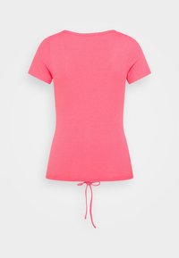 Dopasowany top z krótkim rękawem w jasnoróżowym prążkowanym materiale, z okrągłym dekoltem i małym sznureczkiem u dołu do regulacji.