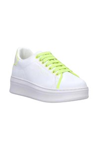 Sneaker bianco con tomaia texturizzata, lacci e dettagli verde neon, dotato di una suola bianca spessa e design a punta rotonda.