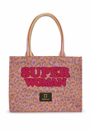 Sac fourre-tout avec imprimé léopard rose et orange, texte rouge "SUPER WOMAN", poignées rayées et patch logo Codello noir sur le devant.