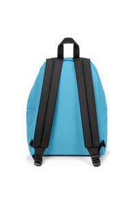 Sac à dos en tissu bleu avec des bretelles rembourrées noires, comportant une poignée sur le dessus et une forme arrondie avec des poches latérales.