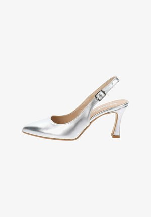 Slingback pump metallico argento con punta affusolata, tacco sottile e dettaglio con fibbia regolabile. Texture liscia con finitura lucida.