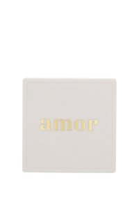 Caja cuadrada de color crema con textura suave, que presenta la palabra "amor" en letras doradas en relieve. Diseño simple y elegante.