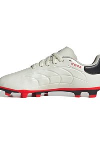 Białe korki piłkarskie z teksturowanym wzorem, szarymi akcentami, czerwonym podbiciem i czarnym piętą. Posiada białe sznurowadła oraz oznaczenie "COPA" w kolorze czerwonym.
