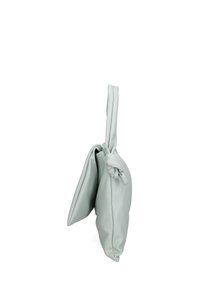 Lichtgroene tas van zacht, gestructureerd materiaal met een geknoopte hengsel en twee zakken, gekenmerkt door een minimalistisch ontwerp en een gladde afwerking.