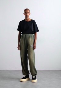 032c SPLICED SOFT JOGGER - Verryttelyhousut - faded olive drab