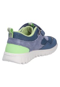 Blaue und grüne Sneakers aus Mesh- und Wildledermaterialien, mit einem Klettverschluss, weißer Gummisohle und einer strukturierten Ferse für besseren Halt.