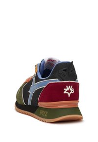 Teplákové tenisky v několika barvách s kombinací semiše a síťovaného materiálu, mají černý základ, modré, červené, zelené a oranžové akcenty a texturovanou podrážku.