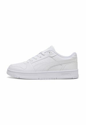 Baskets de sport blanches basses avec fermeture à lacets, détails perforés et semelle de marque sur fond blanc uni.