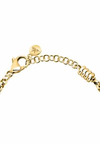Bracciale in catena d'oro con chiusura a moschettone, charm circolare con logo e accenti rotondi texturizzati lungo la catena.