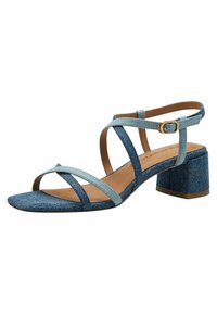 Denim heeled sandal dengan gradasi warna biru muda hingga gelap. Memiliki tali silang, ujung persegi, dan hak blok setinggi sedang.