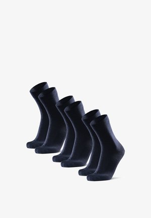 Tummansinisiä nilkkasukkia, viisi paria, pehmeästä, tekstuurista kankaasta, jossa joustavat varret ja vahvistetut varpaat. Yksinkertainen, toiminnallinen muotoilu.