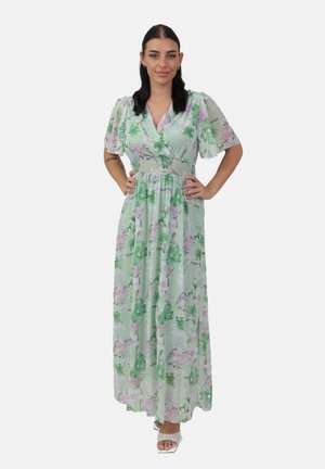 Maxi abito realizzato in tessuto leggero e trasparente con sfondo verde e motivi floreali in rosa e bianco. Presenta maniche corte a palloncino e vita stretta.