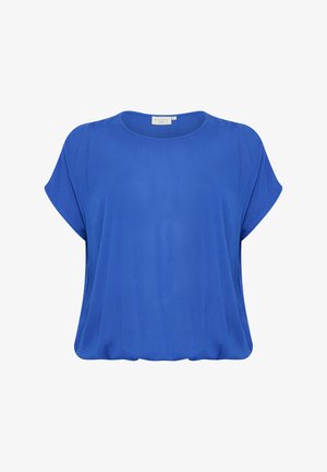 Modrá blůza s krátkým rukávem vyrobená z lehké tkaniny. Má kulatý výstřih a uvolněný střih, s hladkým povrchem a bez viditelných vzorů.