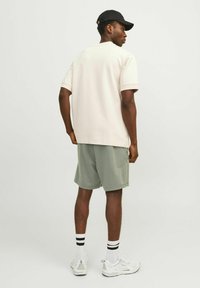 Jack & Jones REGULAR FIT  - Kratke hlače - agave green