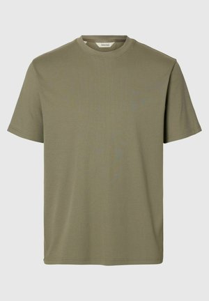 Enkel olivengrønn ribbestrikket T-skjorte med korte ermer og rund hals, merket "Selected" på innsiden av kragen.