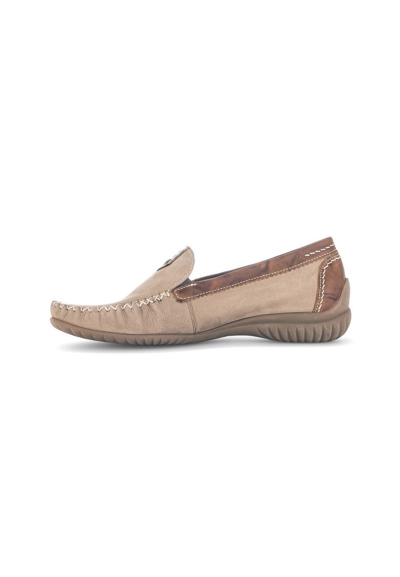 Scarpe slip-on beige in pelle con superficie texturizzata, cuciture decorative lungo il bordo e suola in gomma flessibile.