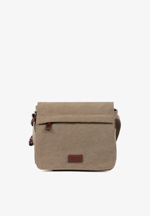 Sac messager en toile beige avec fermeture à rabat, petite poche zippée à l'avant, bandoulière réglable et détails en cuir marron.