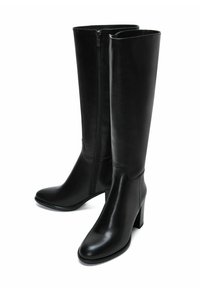 Stivali alti neri in pelle, con zip laterale, punta squadrata e tacco a blocco. Texture liscia con un design elegante e minimale.