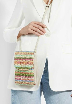 Sac bandoulière tissé multicolore avec rabat, présentant des rayures vertes, roses et bleues, complété par une sangle ajustable.