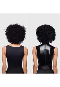 Twee mouwloze tops naast elkaar: links in matte zwarte stof met ribbelstructuur; rechts in glanzend zwart latex met een rits aan de achterkant.