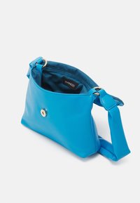 Borsa in eco-pelle blu, liscia, con forma arrotondata. Presenta una chiusura a bottone dorato e una tracolla ampia e regolabile. Interno foderato in tessuto blu.
