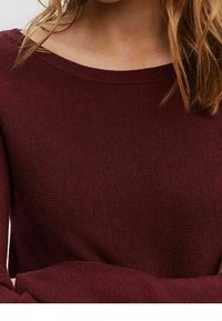 Burgunderyarnad tröja med vid halsringning, ribbat mönster och långa ärmar. Mjukt material framhäver den avslappnade passformen.