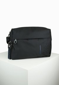 Borsa rettangolare nera realizzata in materiale resistente, dotata di chiusura con zip, marchio in rilievo e tracolla removibile con lettering blu.