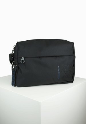 Borsa rettangolare nera realizzata in materiale resistente, dotata di chiusura con zip, marchio in rilievo e tracolla removibile con lettering blu.