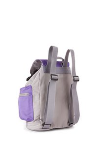 Plecak z szarej i lawendowej tkaniny z boczną kieszenią na zamek, regulowanymi szarymi paskami i zaokrąglonym kształtem. Gładka faktura, swobodny design.