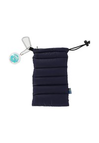 Tummansininen pehmustettu laukku, jossa on vaakasuora tikattu pinta. Varustettu narusulkimella ja klipsillä ylhäällä, johon on kiinnitetty pyöreä tunnus.