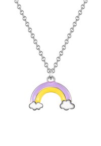 Collar de cadena de plata con un colgante de arcoíris colorido que presenta acentos de esmalte en morado, amarillo y blanco, así como detalles de nubes.