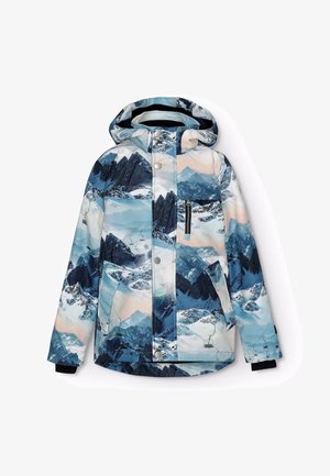 Veste imperméable arborant un imprimé de paysage montagneux bleu et blanc, avec une capuche, des poches zippées et des poignets contrastés noirs.