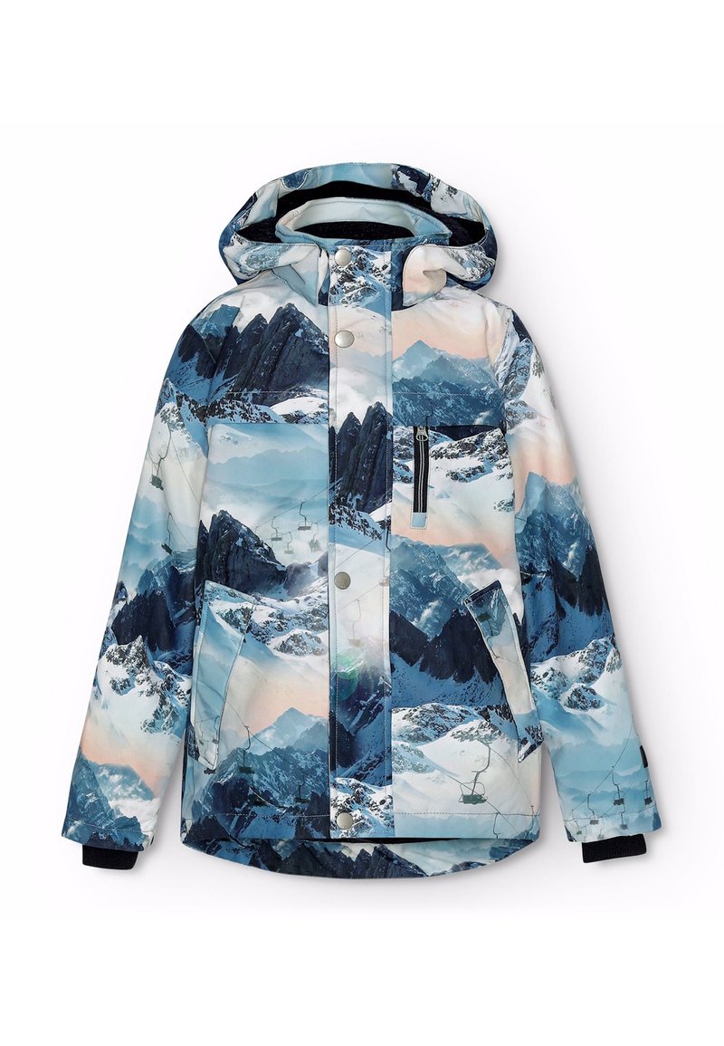Veste imperméable arborant un imprimé de paysage montagneux bleu et blanc, avec une capuche, des poches zippées et des poignets contrastés noirs.