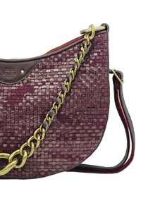 Sac à main en cuir bordeaux tressé avec une bandoulière en chaîne dorée, présentant une surface texturée et une poche zippée extérieure.