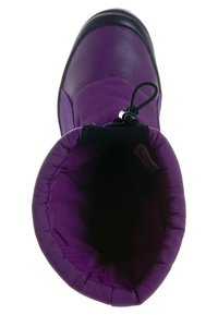 Botte imperméable violette avec un matériau extérieur lisse, bout arrondi et doublure en tissu rembourré en haut. Elle dispose d'une fermeture à cordon.