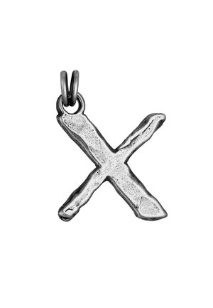 Sølvvedhæng formet som et "X", med en tekstureret, ru overflade og en løkke til ophæng i toppen.