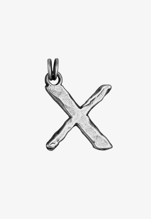 Sølvvedhæng formet som et "X", med en tekstureret, ru overflade og en løkke til ophæng i toppen.