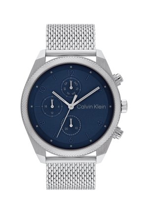Montre chronographe avec un cadran bleu marine, des index heures en argent et un bracelet en acier inoxydable maillé. Elle comporte trois sous-cadrans et une lunette texturée.