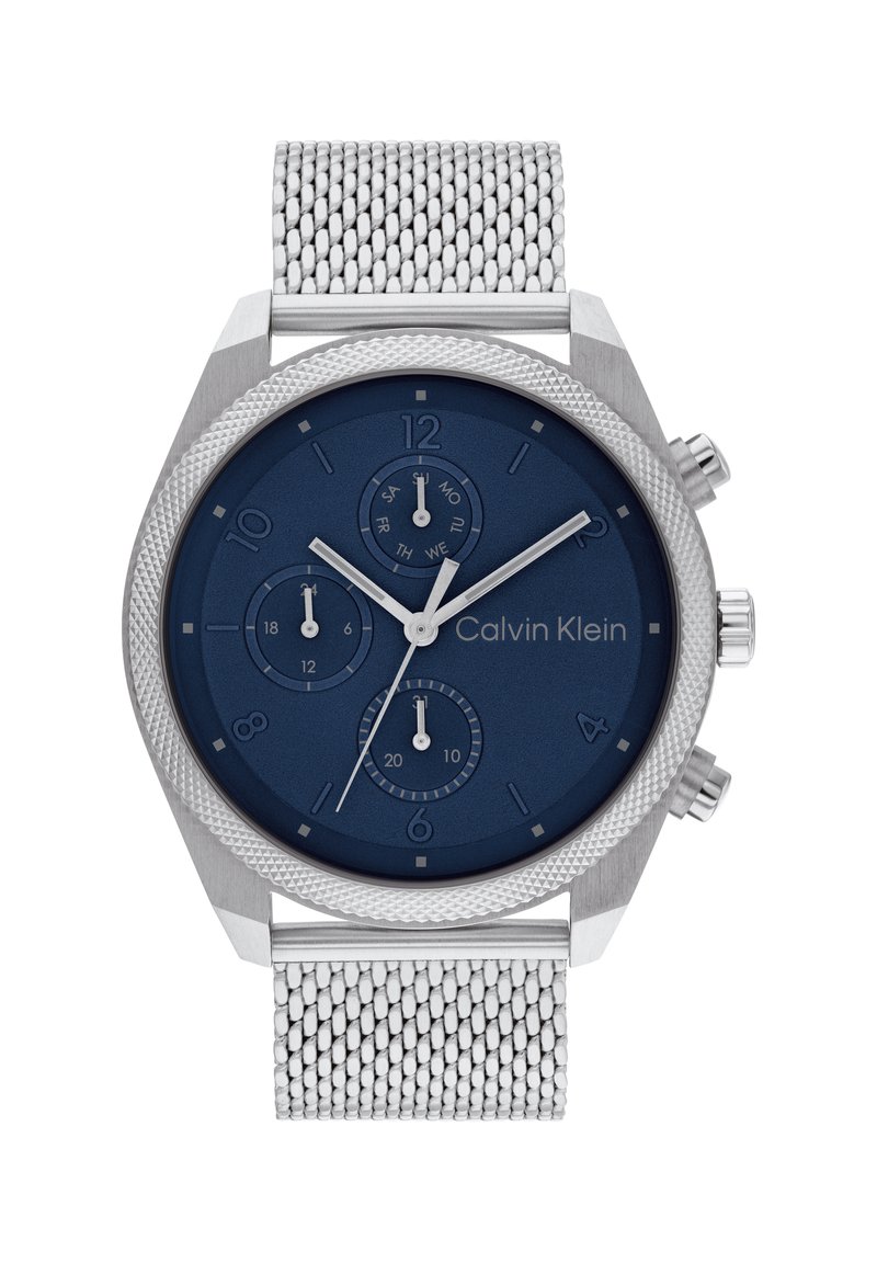 Orologio cronografo con quadrante blu navy, marcatori delle ore argentati e bracciale in rete di acciaio inossidabile. Presenta tre sottodial e un bezel testurizzato.